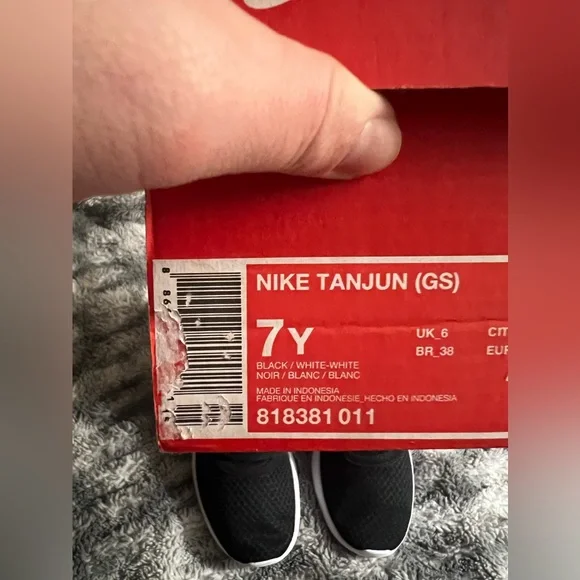 310: Nike Tanjun : Youth Size 7: Black / White